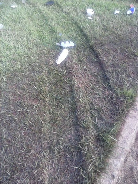 Rastro do caminhão na gram do campo