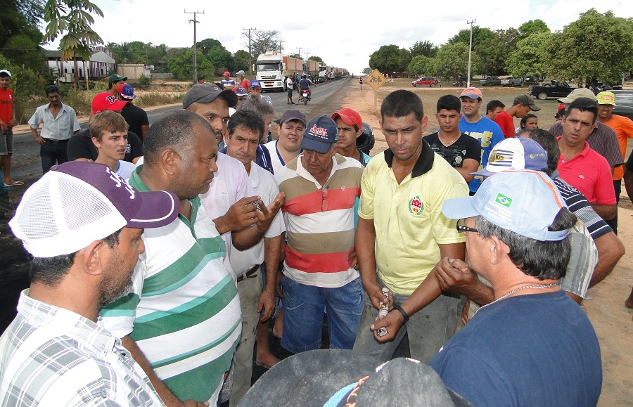 Comunitários reunidos na rodovia BR-163