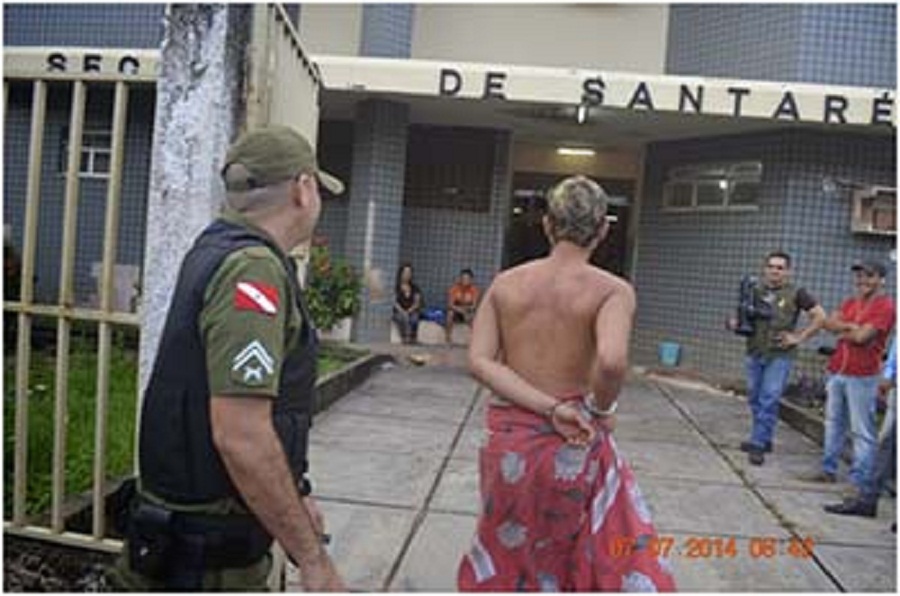 João-Paulo-namorado-do-homossexual-chegou-só-de-toalha-à-Seccional-de-Polícia-Civil