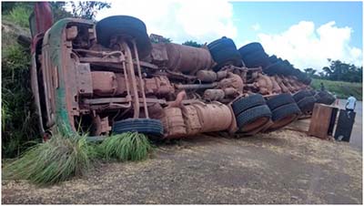 Uma-das-carretas-ficou-de-lado-após-capotar