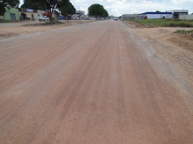 Avenida Brasil menos de 100 metros recebeu pavimentação.  Obra esta paralisada em Novo Progresso.