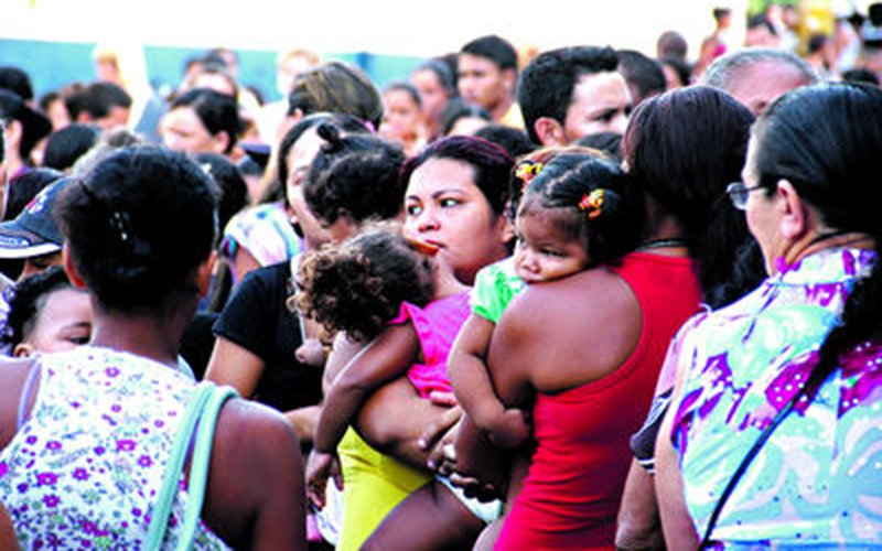 destaque-294680-2207-a7-_fila_do_bolsa_familia.jpg