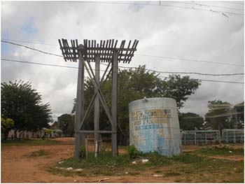 Caixa-dágua-do-bairro-está-furada-e-encontra-se-no-chão-há-mais-de-seis-meses