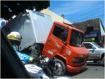Caminhão-baú-trafegava-na-Avenida-Rui-Barbosa