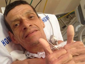 Valdelúcio de Oliveira faz sinal de positivo após ser 
 dado como morto (Foto: Acervo Pessoal)