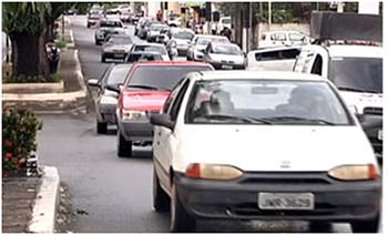 A-falta-de-estacionamento-no-centro-comercial-é-um-problema-para-motoristas-e-pedestres