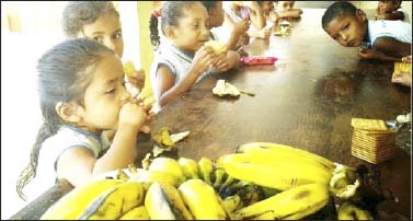 Alunos-da-rede-municipal-comendo-banana-farinha-e-bolacha-na-merenda-escolar