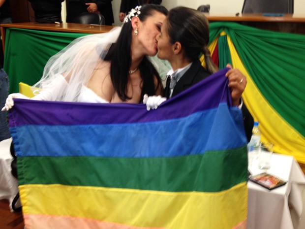 Casal gay comemorou casamento com beijo após polêmica (Foto: Estêvão Pires/G1)