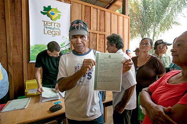 Entrega de títulos de terra a agricultores em Porto Velho, Rondônia. Depois de cinco anos, o programa só regularizou 15% das terras que planejava legalizar (Foto: Naiara Pontes/MDA)