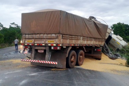 Colisão entre carretas na BR-163 deixa dois motoristas mortos