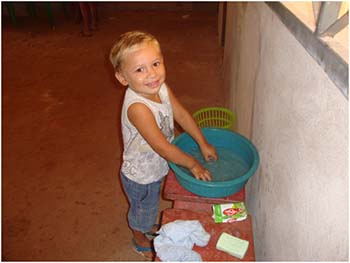 Mães-e-cuidadores-devem-incentivar-crianças-a-lavar-as-mãos