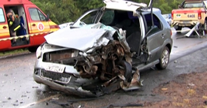 carro_em_que_idosa_estava_ficou_destruido