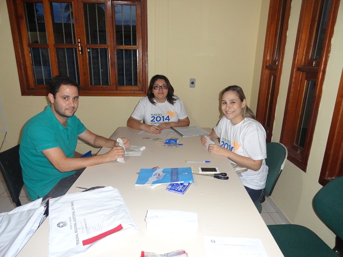 Foto- Mesa apuradora dos votos em Novo Progresso Promotora de Justiça “Juliana Dias Ferreira de Pinho Palmeira” Juíza responsável da 91 zona eleitoral de Novo Progresso  “Elaine Neves de Oliveira” representante da OAB PA de Novo Progresso Dr. Juliano.