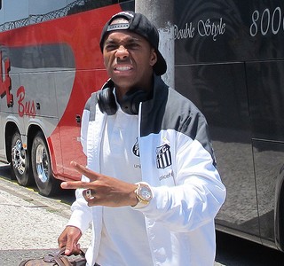 robinho_chegadasantos-ct3_brunogiufrida