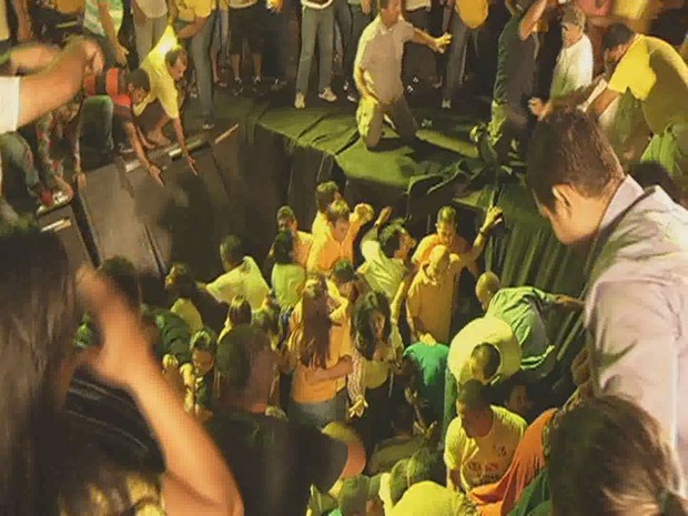 Simão Jatene estava em palco que cedeu durante comício em Castanhal.  (Foto: Reprodução/TV Liberal)