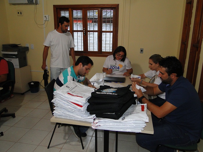 Dra. Elaine neves de oliveira , Juíza da  91º  zona eleitoral de Novo Progresso coordenando os trabalhos da apuração das eleições 2014 (Foto- Juliano Simionato - Jornal Folha do Progresso)