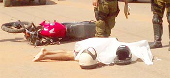 Vítima-e-motocicleta-jogados-ao-chão