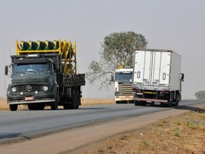 Por dia, cerca de 70 mil veículos trafegam pela BR-163 em MT. (Foto: Leandro J. Nascimento/G1)
Transporte de grãos na BR-163
 (Foto: Leandro J. Nascimento/G1)
