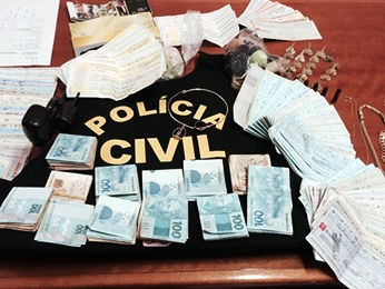 Suspeito de agiotagem é preso com arma e mais de R$ 800 mil em MT