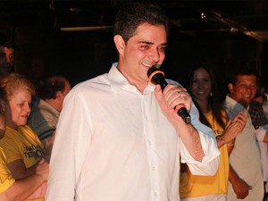 Ortiz Junior no comício da vitória em outubro. Ao fundo, sua esposa Mariá Perrota (Foto: Divulgação/Assessoria do Ortiz Junior) Ortiz Junior vai recorrer da decisão do TRE.