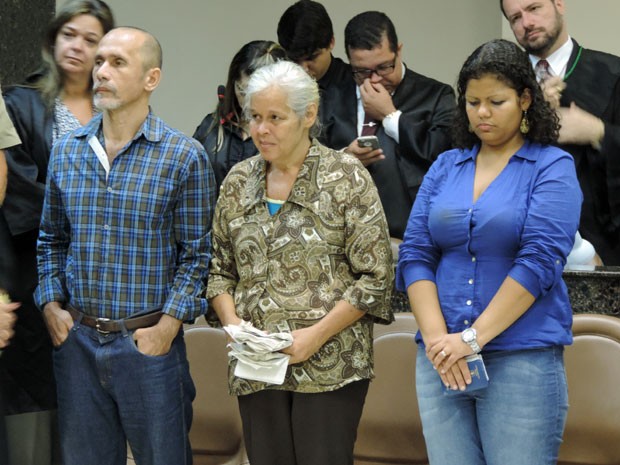 Trio ficou de pé para escutar decisão no Fórum de Olinda (Foto: Anna Tiago/G1)
