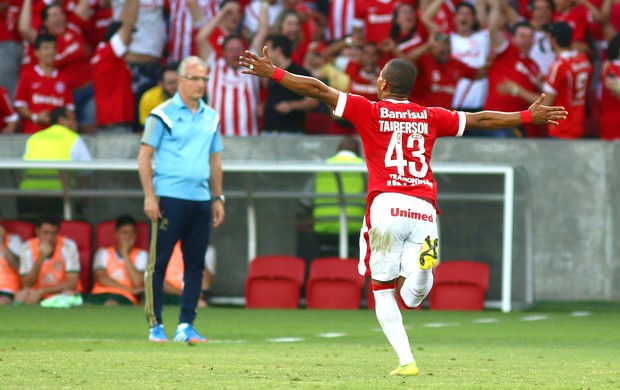 Taiberson comemora gol do Internacional contra o Palmeiras (Foto: Lucas Uebel / Getty Images)