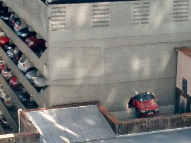 Carro atravessa parede de edifício-garagem em Porto Alegre (Foto: Regis Borges/Arquivo Pessoal)