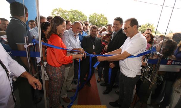 O governador Simão Jatene (e), o presidente da Alepa, Márcio Miranda (d), secretários estaduais e municipais e outras autoridades no momento da inauguração da agência