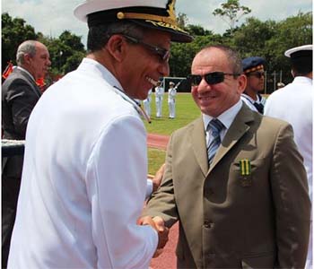 Dr.-Rilmar-Firmino-recebeu-a-medalha-“Mérito-Tamandaré”