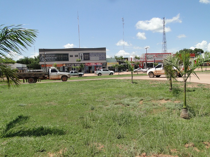 A camionete na contra mão na BR-163 perímetro urbano de Novo Progresso, ao fazer o contorno na contra mão, uma HiIux teve que aguardar para não colidir.