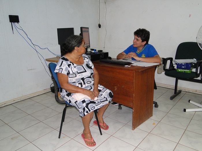 Servidor atendendo segurado do INSS.