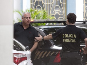 O ex-diretor de Serviços da Petrobras Renato Duque
 ao chegar à sede da Polícia Federal, no Rio, em 14
 de novembro, quando foi preso (Foto: Márcia Foletto/ Agência O Globo)