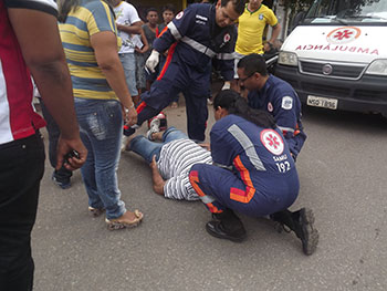 Motociclista-sendo-atendido-pelo-Samu