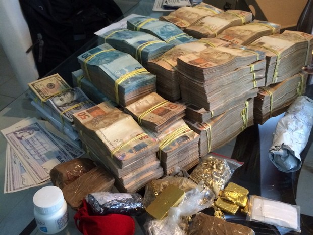 Dinheiro e barras de ouro foram apreendidos com empresário (Foto: Assessoria/ PF)
