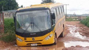 Onibus Escolar atola em rua centrald e Novo Progresso