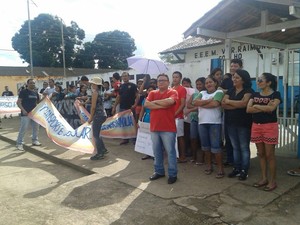 Servidores de Juruti em greve fizeram uma
 passeata nesta quinta (Foto: Valéria Campos)