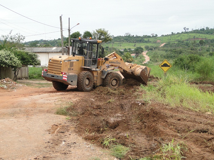 Empresario pagando do bolso para ter acesso a rua pública.
