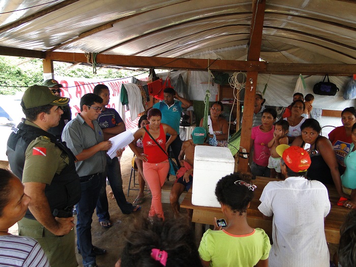 Oficial de Justiça Dilair Rodrigues notificando as familias.