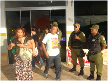 Professores levados pela PM à Seccional de Polícia