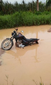 Motociclista abandona veiculo dentro da lama na rua próximo ao lago municipal