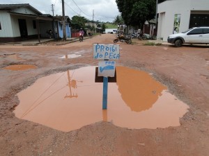 Cartaz Fixado na rua da Policia Militar