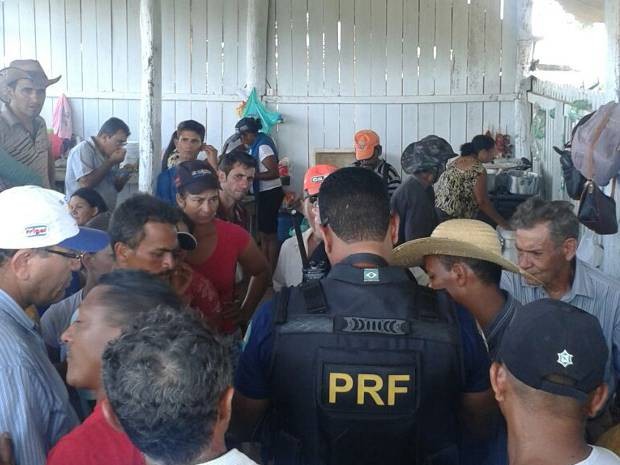 Agentes da PRF negociam a liberação da rodovia. (Foto: Divulgação/PRF)