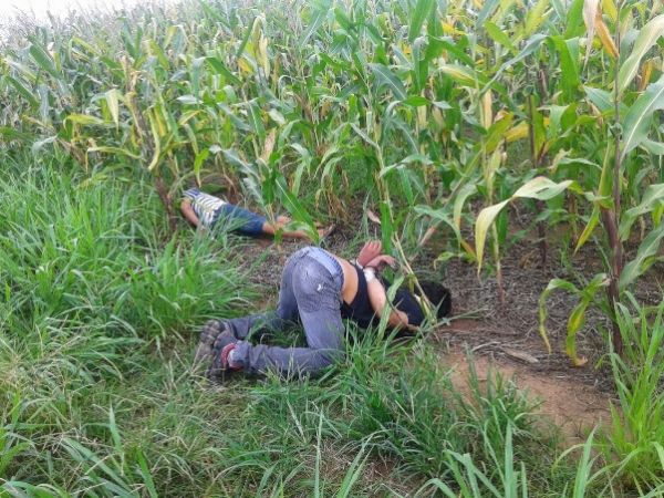 Dois-mortos-com-maos-para-tras