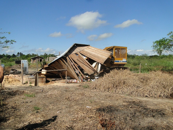 Reintegração casa sendo demolida