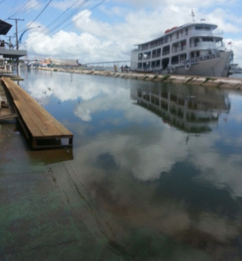 Cheia do Rio Tapajós começa invadir orla e centro comercial de Santarém. Foto: Via Whatsapp // Igor Monteiro