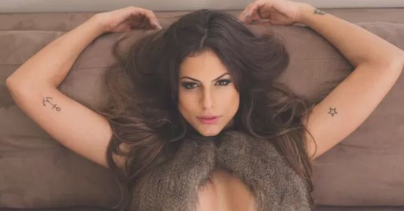 Panicat posou para ensaio e explorou sensualidade