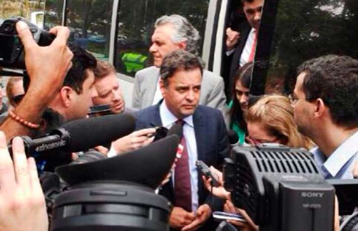 Foto: Twitter/Aécio Na nota, o Itamaraty garante que os parlamentares foram recebidos e tiveram apoio da embaixada brasileira, contrariando as informações divulgadas pelos senadores em Caracas.