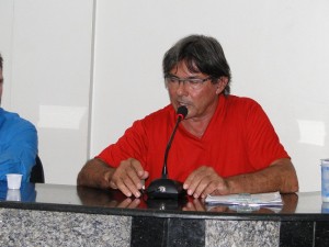 O Donizette recebe por fora, até hoje, porque eu paguei. O Osvaldo custeia ele.