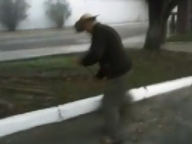 Prefeito é flagrado limpando rodoviária por corte de gastos em Itanhandu (Foto: Reprodução EPTV)