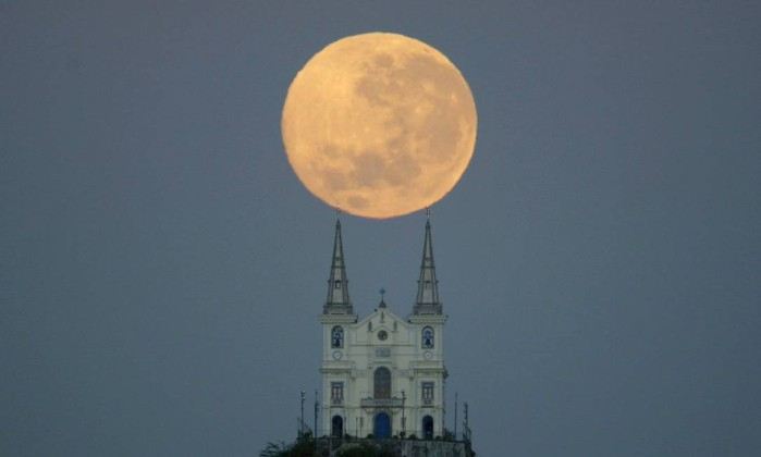 Lua cheia se despede atrás da Igreja da Penha: fenômeno conhecido como ‘lua azul’ será nesta sexta-feira - Custódio Coimbra / Agência O Globo
